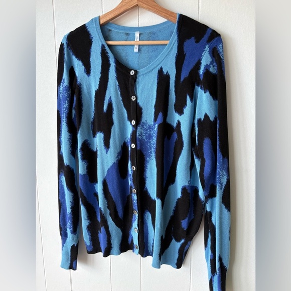 Blue Sky Blue Leopard Bamboo Cotton | Size XL - Picture 3 of 8